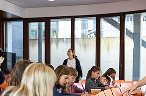 Die Kinder nehmen selbst an Umfragen teil und werten diese aus.