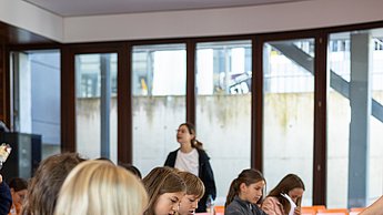 Die Kinder nehmen selbst an Umfragen teil und werten diese aus.