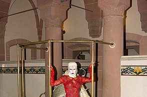 Person in rotem Kostüm posiert