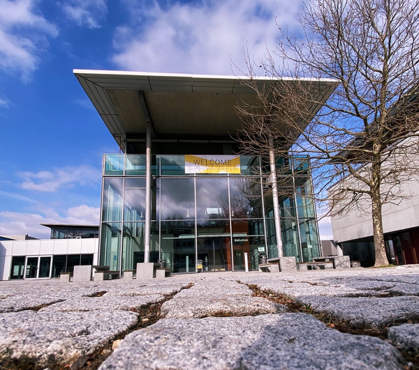 Foto der Hochschul-Bibliothek mit Welcome-Schild
