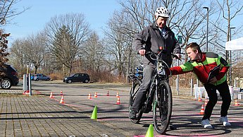 Probandenstudie des Forschungsprojekts „BikeAssist“ an der Hochschule Pforzheim: Mehr als 60 Frauen und Männer zwischen 60 und 84 Jahren absolvierten auf einem mit Sensoren und Messtechnik ausgestatteten Pedelec verschiedene Fahraufgaben. 