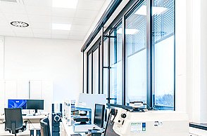 Die Fotos zeigen die Ausstattung der Labore des STI, technische Messgeräte, Mikroskope, Bildschirme und PCs sowie Arbeitsplätze.