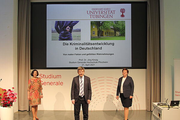Professor Dr. Christa Wehner (links) und Professor Dr. Frauke Sander begrüßen den Referenten Professor Dr. Jörg Kinzig. Foto: Axel Grehl