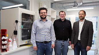 Von links nach rechts: Patrick Hanner, Laboringenieur Max Barchet und Professor Tobias Preckel im Analytiklabor des Bachelorstudiengangs „Medizintechnik“ der Hochschule Pforzheim. Links neben Patrick Hanner: der Inkubator, an den der Masterand sein System zur Fernüberwachung und Visualisierung angebracht hat.