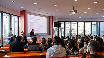 Herzlich willkommen im Hörsaal! Die Zahl der Austausch-Studierenden nähert sich wieder dem Vor-Corona-Niveau. (Foto: Hochschule Pforzheim)
