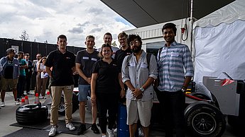Studierendenteam mit Unternehmensvertretern