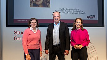 Bernd Kleine-Gunk zu Gast im Studium Generale, steht zwischen den Organisatorinnen Frauke Sander und Nadine Walter.