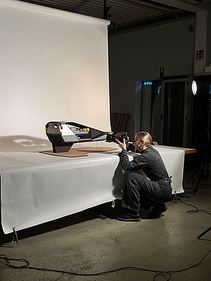 Katharina Rott fotografiert ihr Modell „The CAB:in of Amsterdam“, ein Wassertaxi