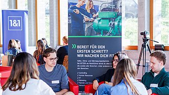 Bitzer im Gespräch mit Studierenden