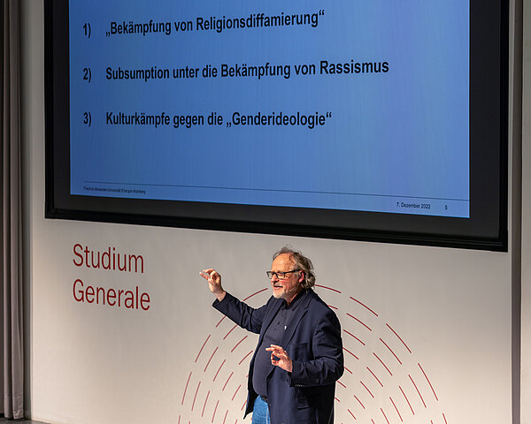 Der Redner Heiner Bielefeldt vor einer Tafel