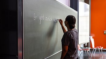 Workshopsituation: Kinder präsentieren ihre Ergebnisse.