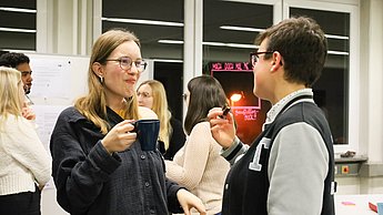 Angeregter Austausch bei Snacks