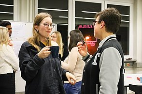 Angeregter Austausch bei Snacks
