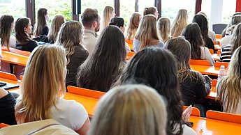 Studierende im Hörsaal