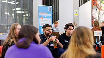 Studierendengruppe aus Sofas 
