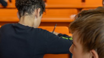 Die Kinder nehmen selbst an Umfragen teil und werten diese aus.