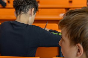 Die Kinder nehmen selbst an Umfragen teil und werten diese aus.