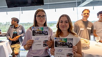 Zwei Studentinnen mit Urkunde
