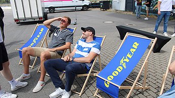 Studierende in Sonnenstühlen sitzend