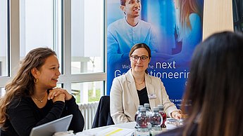 Dürr AG im Gespräch mit einer Studentin
