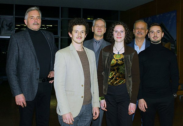 Herbert Emmerich (Maschinenbau-Professor und Mitglied des Rotary Clubs Mühlacker-Enzkreis), Felix Theurer, Peter Heidrich (Maschinenbau-Professor), Tabea Schmitt, Roland Wahl (Maschinenbau-Professor) und Kevin Kern (v.l.n.r.).