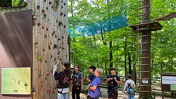 Kinder beim Klettern an einer Kletterwand