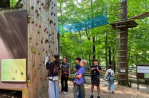 Kinder beim Klettern an einer Kletterwand