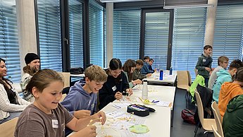 Kindergruppen lösen Rätsel
