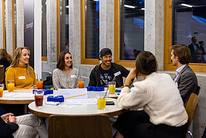 Studierende werden an Tischen mit Vertreterinnen und Vertretern spannender Unternehmen zusammengebracht um sich kennenzulernen - ähnlich wie beim Speed-Dating wechselten die Gruppen alle 20 Minuten.