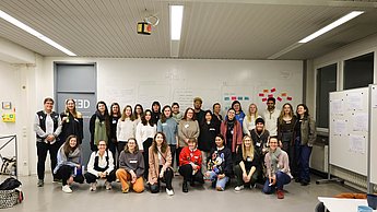 Gruppenfoto von allen Teilnehmern und Teilnehmerinnen