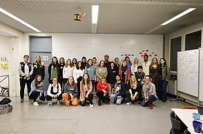 Gruppenfoto von allen Teilnehmern und Teilnehmerinnen