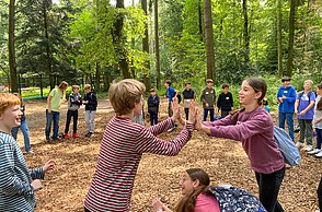 Zwei Kinder spielen im Waldklettergarten