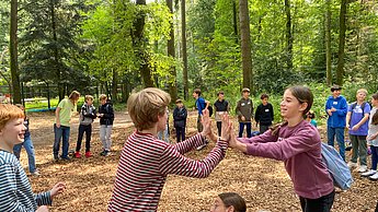Zwei Kinder spielen im Waldklettergarten