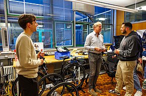 Professor Wrede erklärt in seinem Labor Besuchern das Forschungsprojekt BikeSafe
