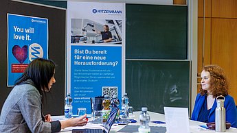 Zwei Frauen an einem Tisch