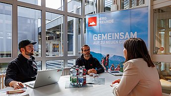 Drei Personen im Gespräch