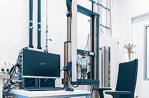 Die Fotos zeigen die Ausstattung der Labore des STI, technische Messgeräte, Mikroskope, Bildschirme und PCs sowie Arbeitsplätze.