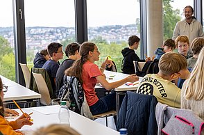 Kindergruppe von hinten