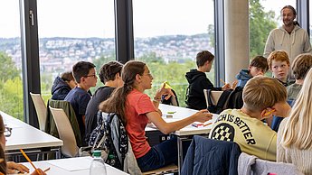 Kindergruppe von hinten