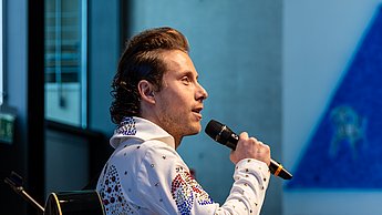 Ein Sänger limitierte Elvis und gab bei der Erstsemesterbegrüßung Einblicke ins Programm des Stadttheaters Pforzheim.