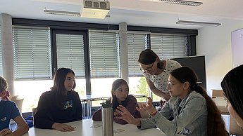 Kinder disskutieren in der Gruppe die Ergebnisse zum Thema Treibhaus-Kompass