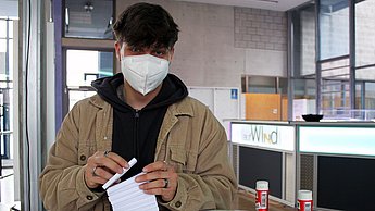 Brücken bauen zwischen den Vorlesungen: Felix Thomma studiert "Wirtschaftsingenieurwesen/Innovation und Design" - und nahm an der "WI baut Brücken"-Challenge teil.