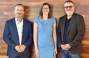 Prof. Dr. Svenja Buckstegge (M.) hielt ihre Antrittsvorlesung (re. Dekan Prof. Dr. Thomas Cleff, li. Studiendekan Prof. Dr. Claudius Eisenberg)
