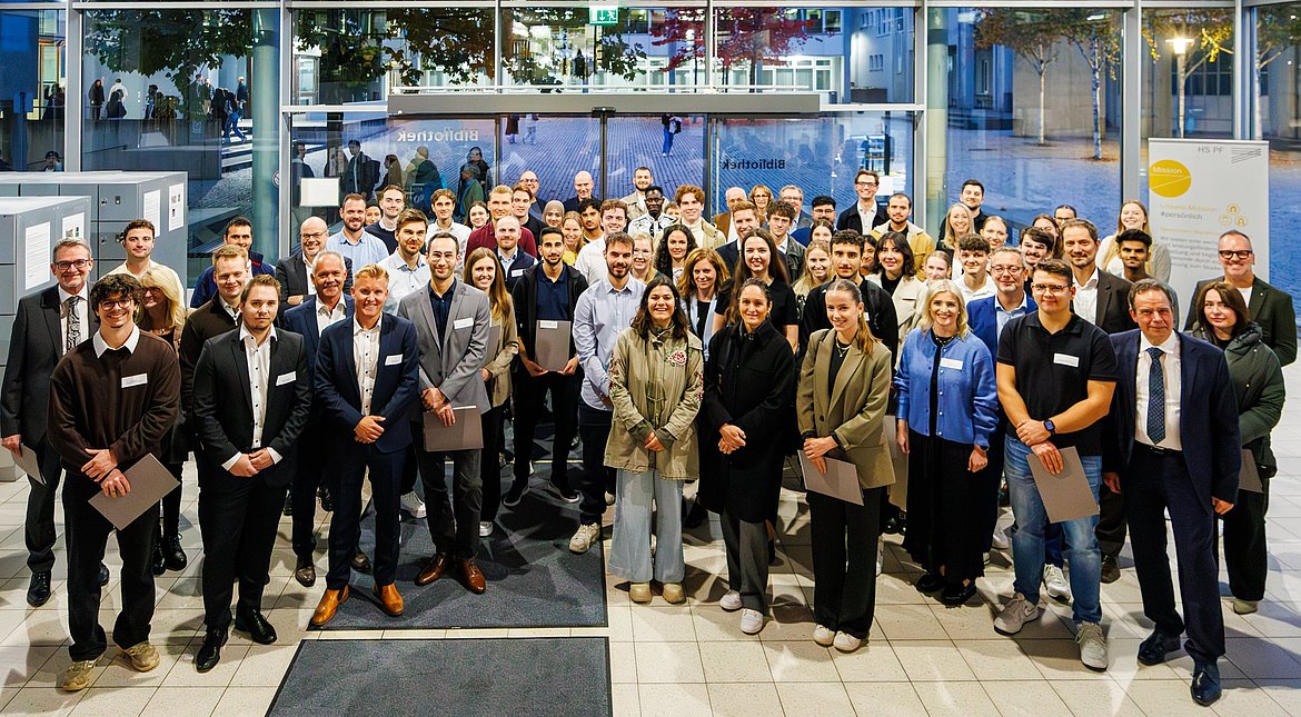 Die Stipendiaten des Deutschlandstipendiums freuen sich gemeinsam mit ihren Förderern.