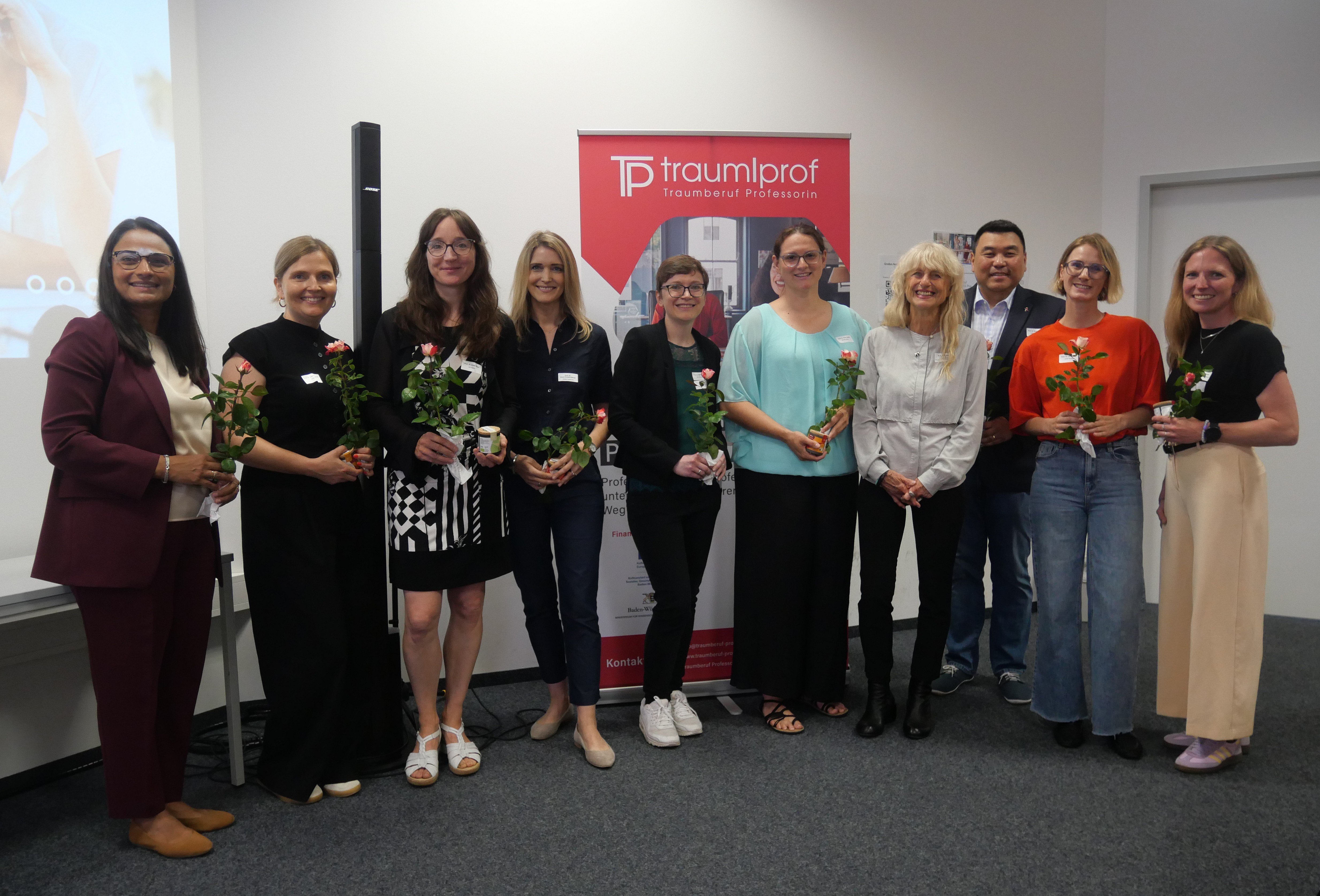 Professorinnen stehen in einer Reihe beim Netzwerktreffen "Traumberuf Professorin"