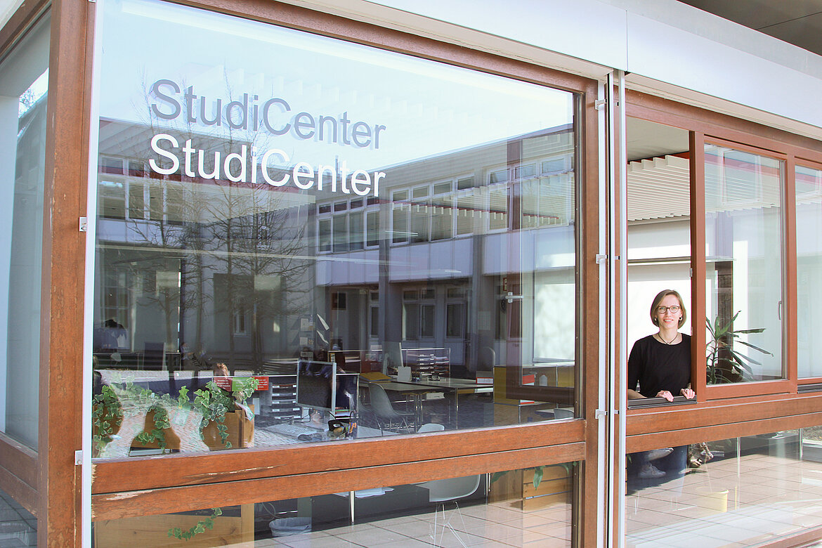 Studierende finden im StudiCenter auf dem Campus an der Tiefenbronner Straße 65 Antworten auf viele Fragen.
