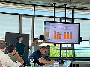 Zwei Studierende des Masters Life Cycle & Sustainability stellen eine Projektfallstudie vor