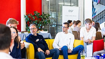 Zwei Personen sitzend auf einem Sofa