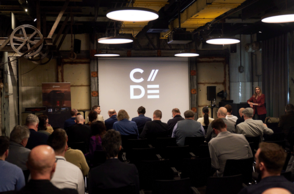 Foto einer Menschenmenge, die auf eine Präsentation schaut