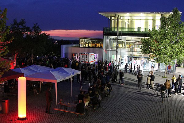 Bild der Hochschule Pforzheim bei Abendstimmung von der letzten langen Nacht der Wissenschaft.